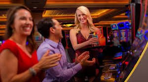 Antarmuka Live Blackjack mahabet menampilkan meja permainan, statistik dealer, dan kontrol pemain